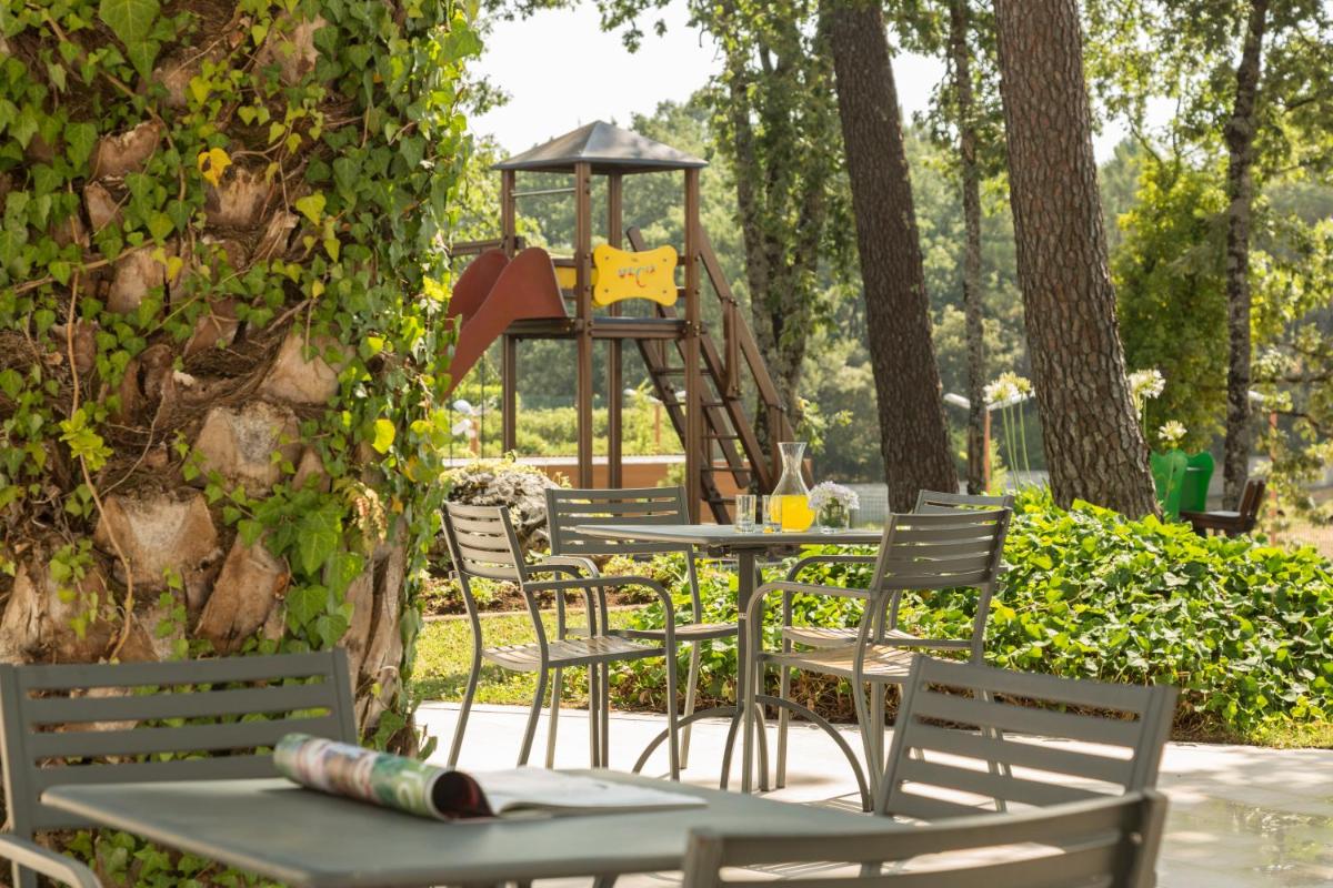 Um jardim no exterior de Hotel Dom Goncalo & Spa