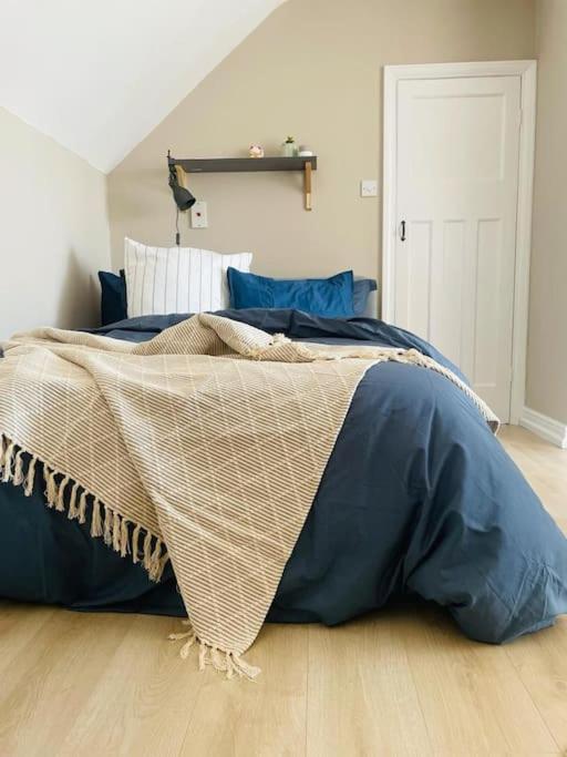 Lovely bijou loft apt, one road back from the sea - Housity