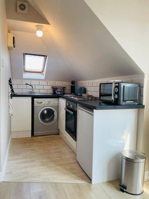 Lovely bijou loft apt, one road back from the sea - Housity