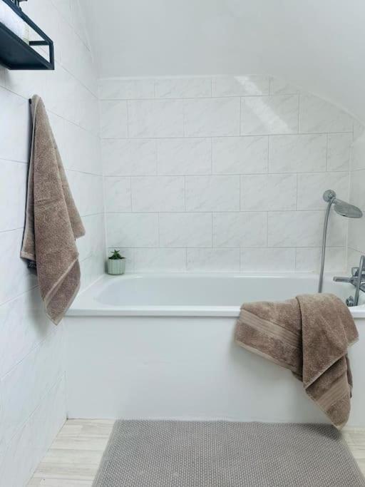 Suitetrails - Lovely bijou loft apt, one road back from the sea