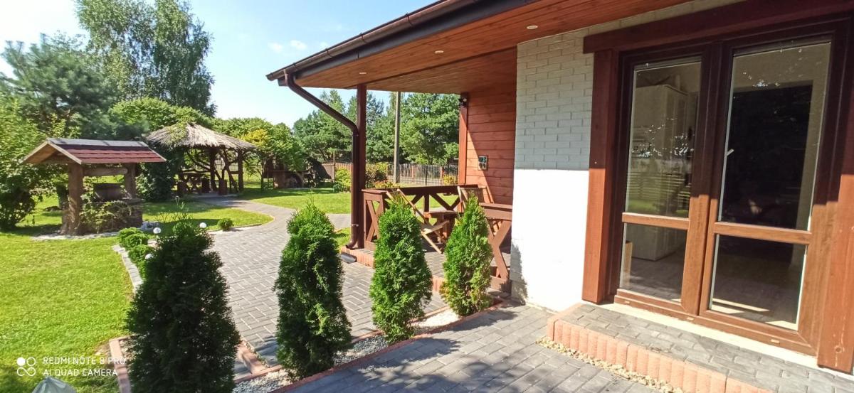 Domek na wsi pod orzechem - Housity