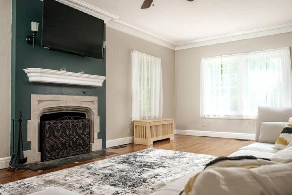 Luxury home, theatre, 3 full baths, close to ND - Housity