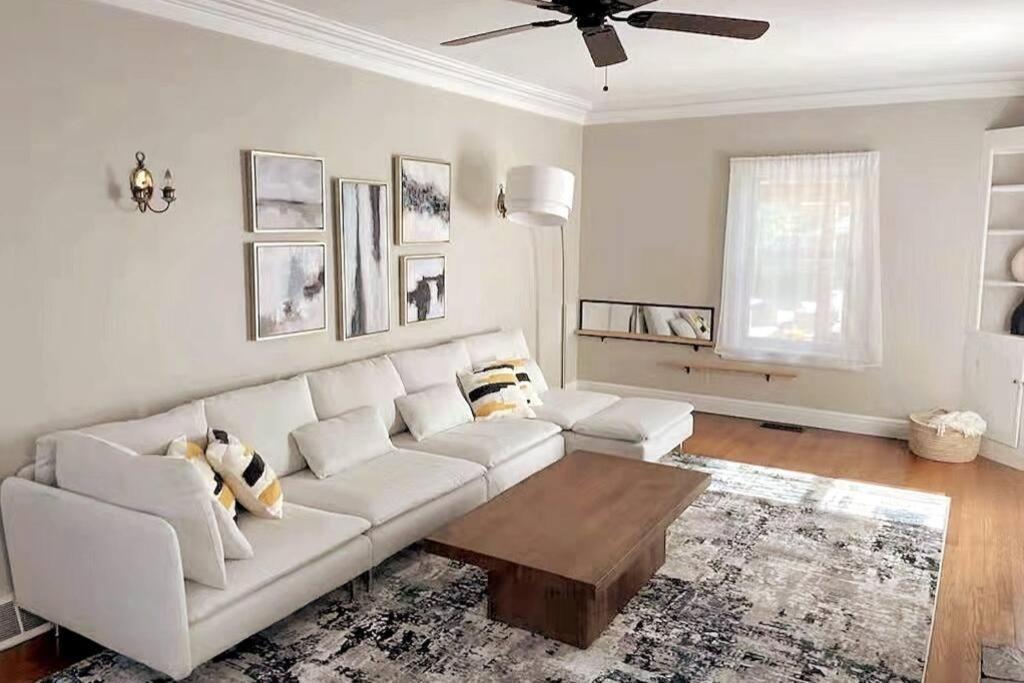 Luxury home, theatre, 3 full baths, close to ND - Housity
