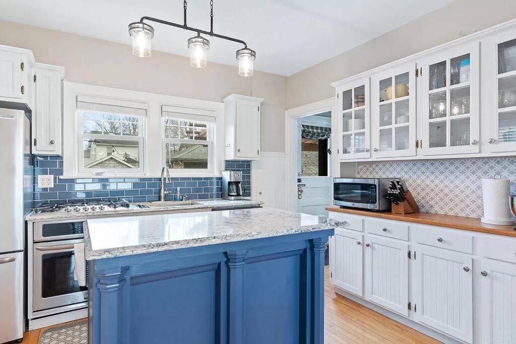 Luxury home, theatre, 3 full baths, close to ND - Housity