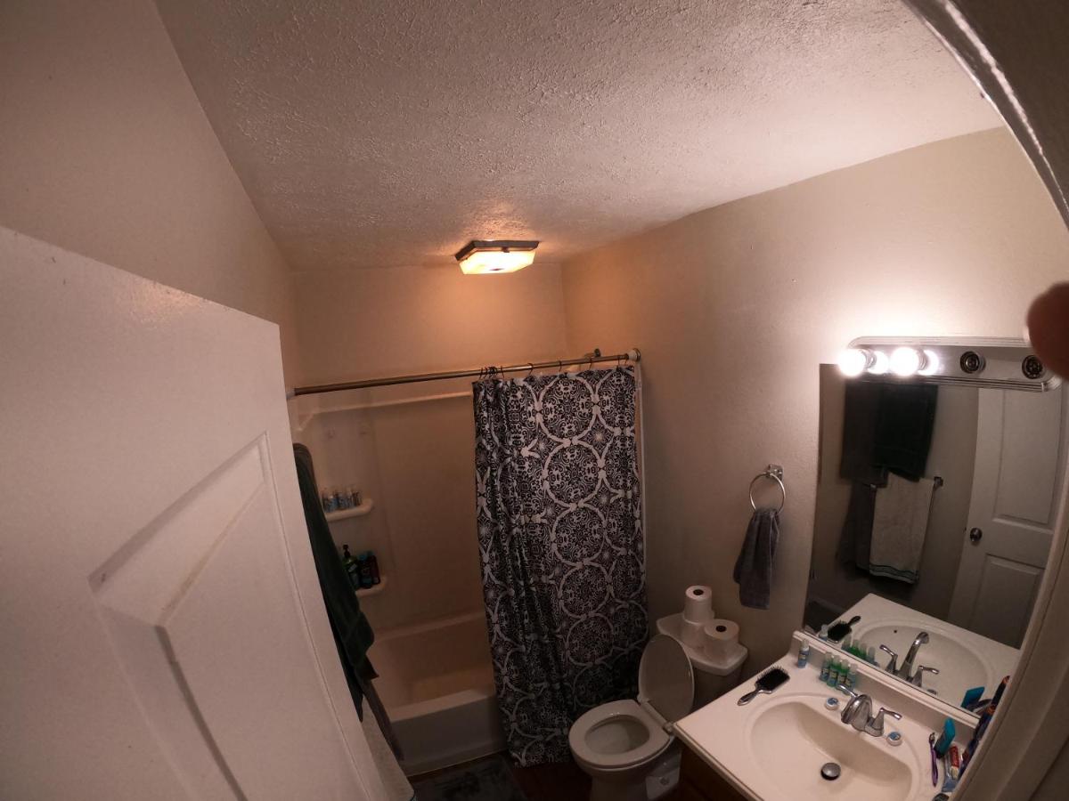 Private Queen bedroom Shared Apartment in Kona near shoreline town - Housity