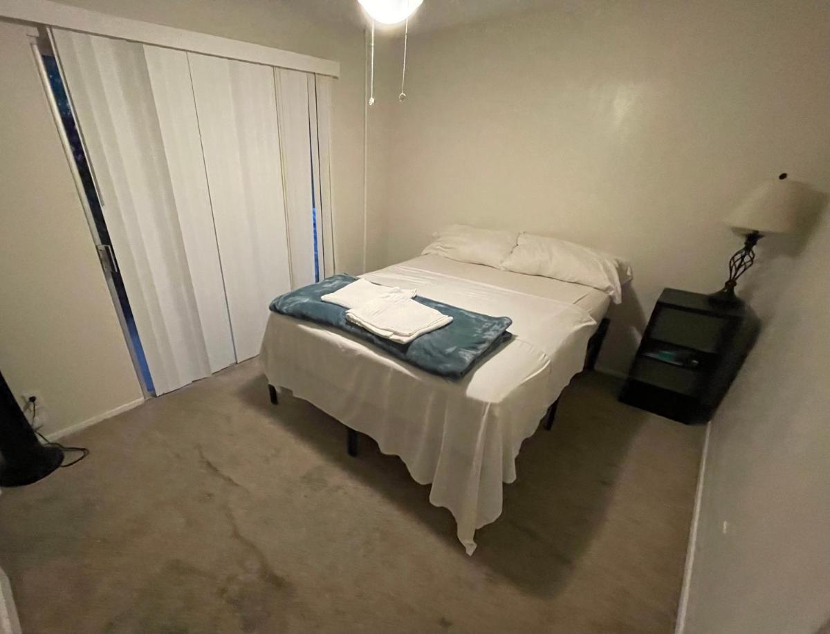 Private Queen bedroom Shared Apartment in Kona near shoreline town - Housity