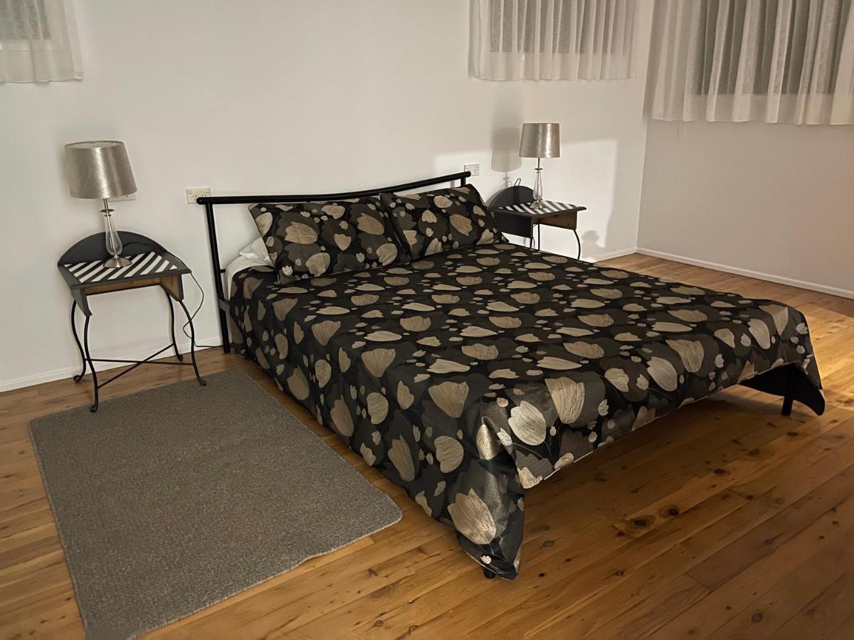 Tamborine Accommodation 84 Eagle Heights Road 6 Bedroom 3 Baths Parking Complete Holiday Home - Housity