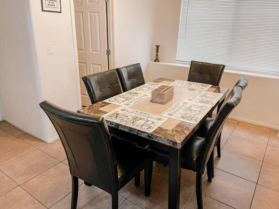 3 bedroom 15min to Strip/Fremont St Exp fast Wifi - Housity