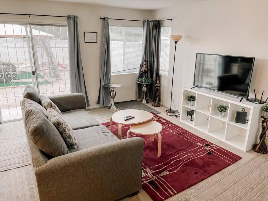 3 bedroom 15min to Strip/Fremont St Exp fast Wifi - Housity