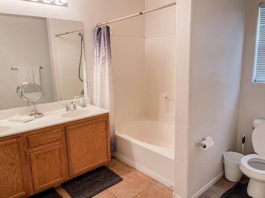 3 bedroom 15min to Strip/Fremont St Exp fast Wifi - Housity