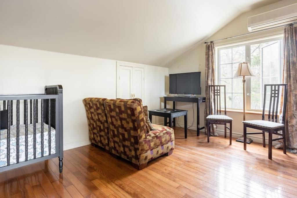 The Loft Upstairs! Private Cozy Quiet in Nature 1 or 2 Bedroom - Housity