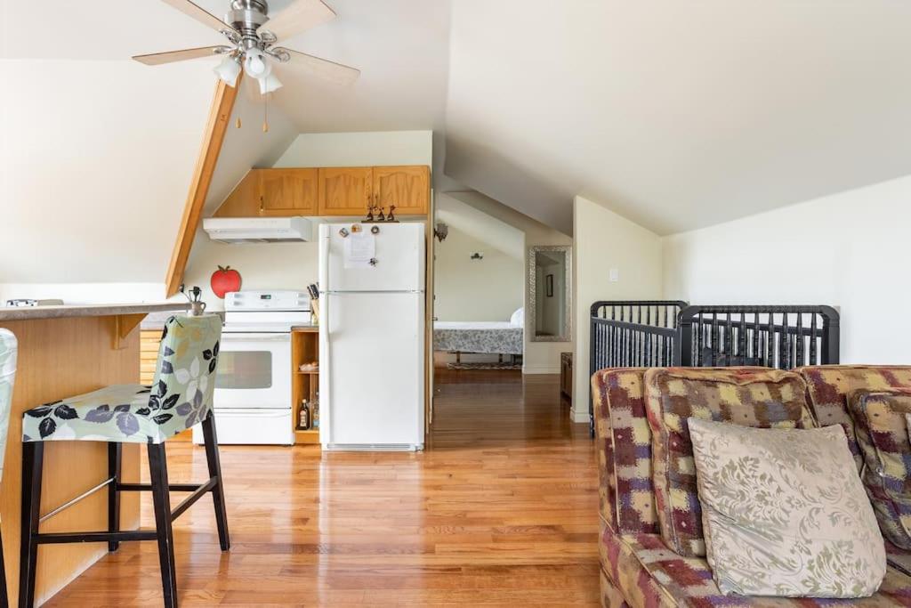 The Loft Upstairs! Private Cozy Quiet in Nature 1 or 2 Bedroom - Housity