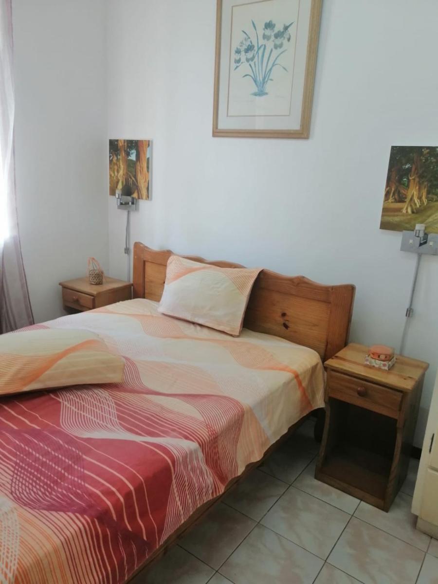 Room in Apartment - Roommate for rent in flic en flac - Housity