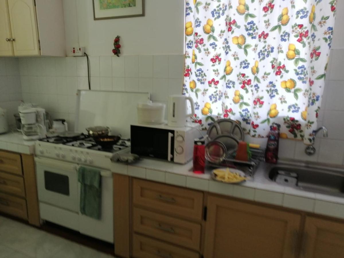 Room in Apartment - Roommate for rent in flic en flac - Housity