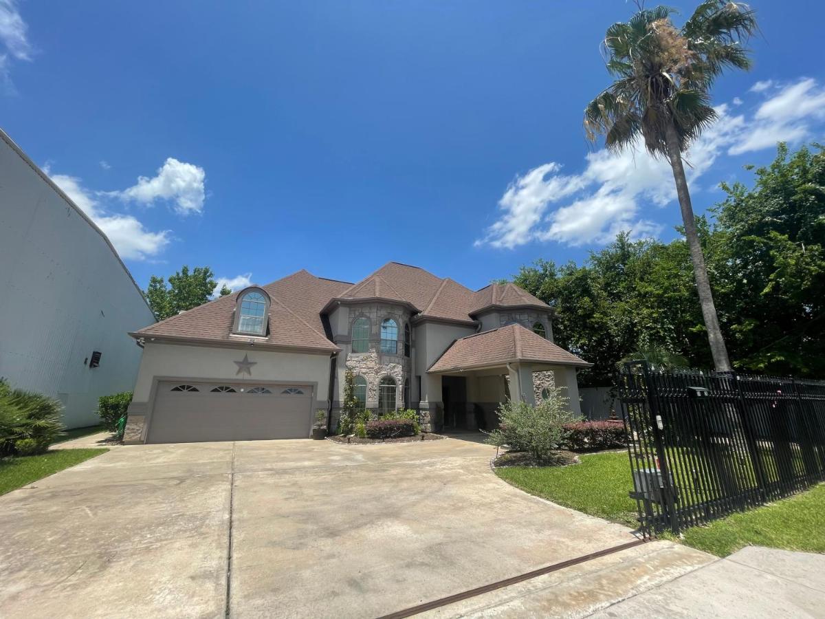 The N-E-G Mini Mansion of HOUSTON DOWNTOWN - Housity