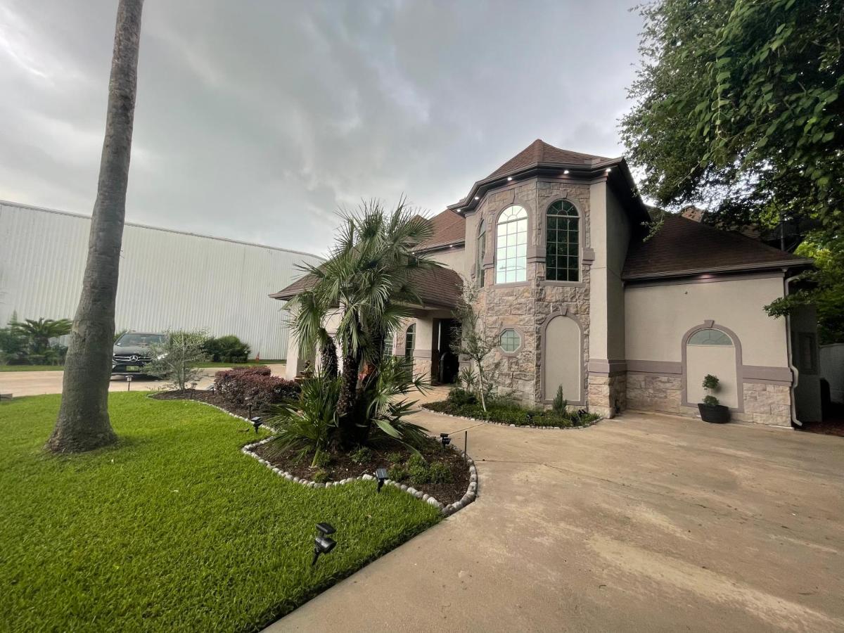 The N-E-G Mini Mansion of HOUSTON DOWNTOWN - Housity