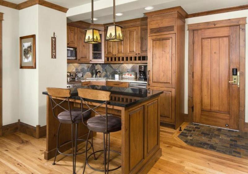 Slopeside 3 Bedroom Platinum-Rated Residence At Golden Peak, Steps To Vail Village - Housity
