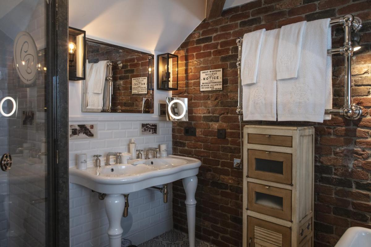 Salle de bains dans l'établissement Château Brachet