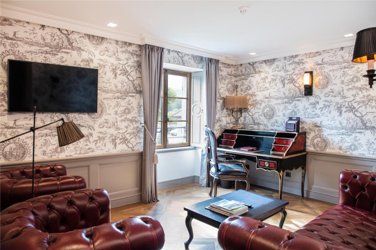- un salon avec un bureau et un piano dans l'établissement Château Brachet, à Grésy-sur-Aix