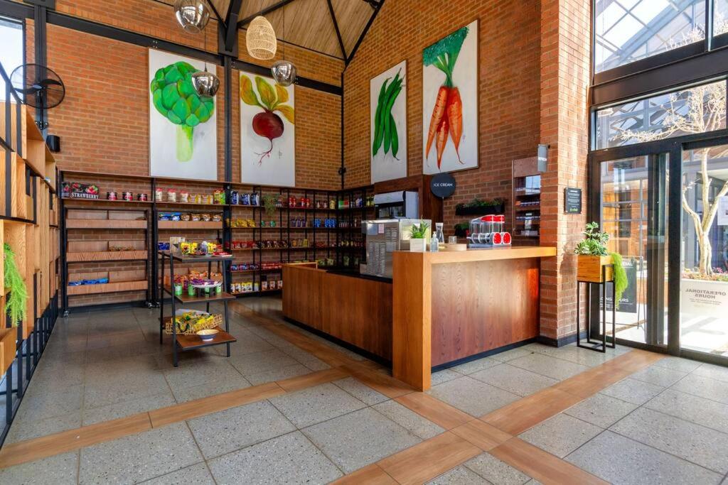 Alimama Spaces Chantelle's Greenlee Studio - Housity
