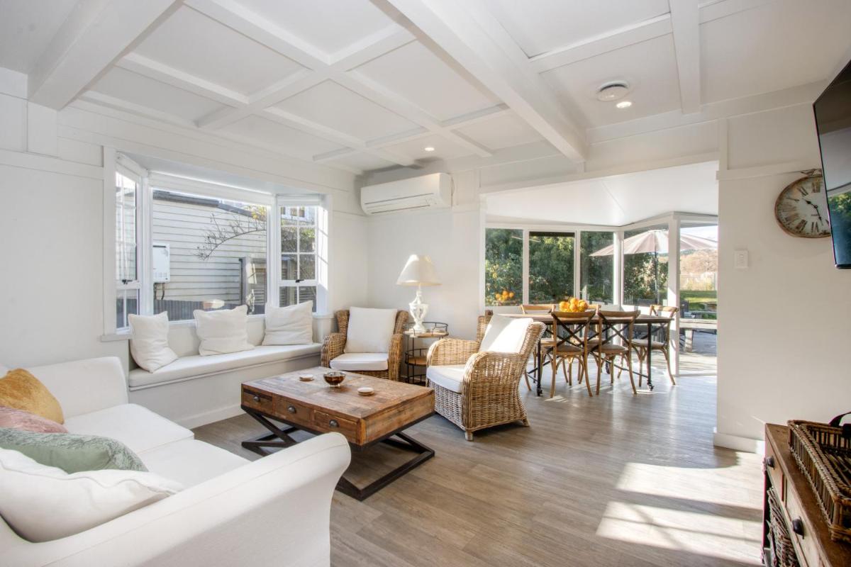 Kuku Villa - Te Awanga Holiday Home - Housity