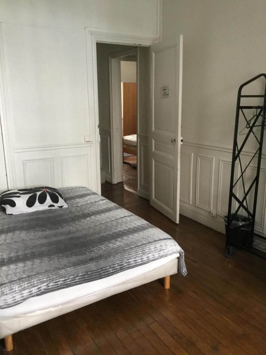 private room II for 1 person maximum in our family apartment in Paris 10, near La Gare du Nord - Housity