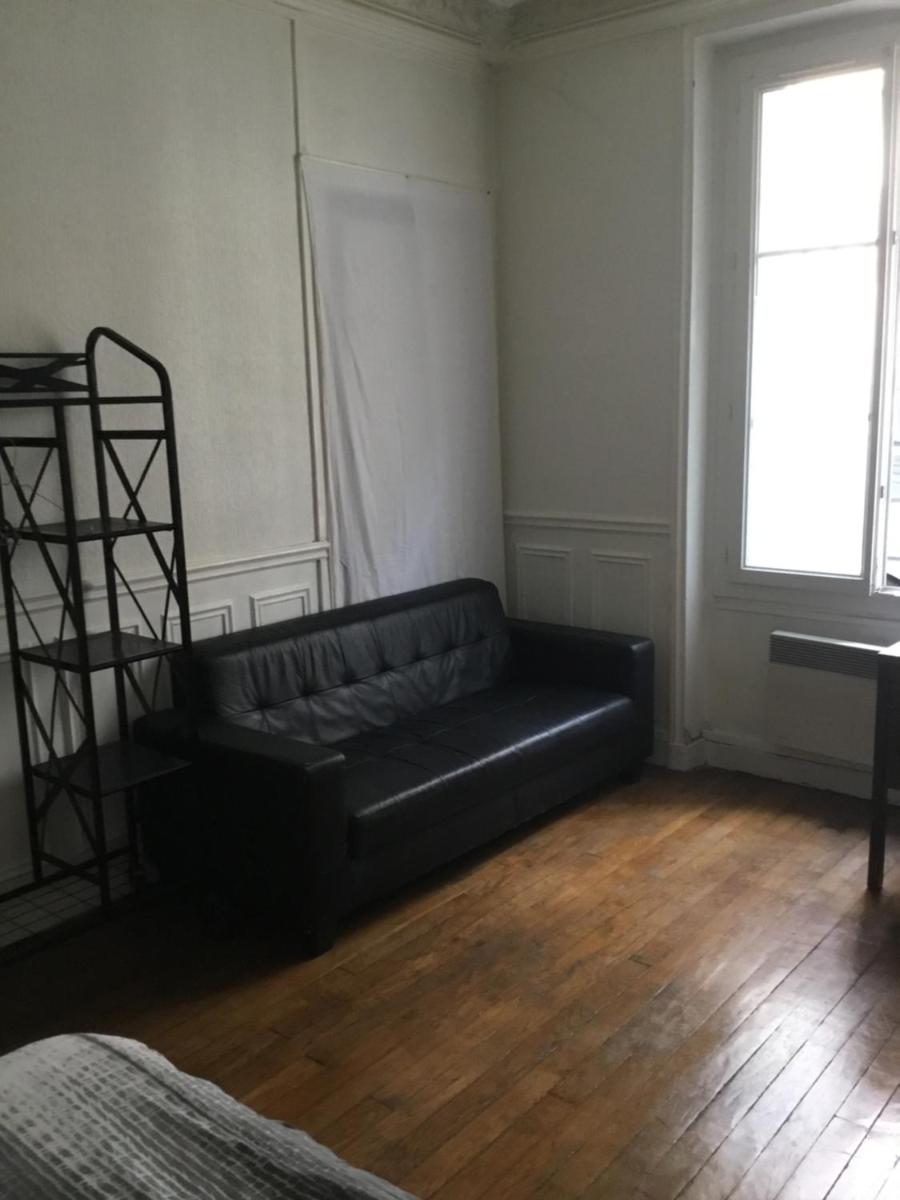 private room II for 1 person maximum in our family apartment in Paris 10, near La Gare du Nord - Housity