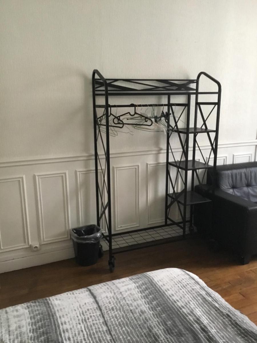 private room II for 1 person maximum in our family apartment in Paris 10, near La Gare du Nord - Housity