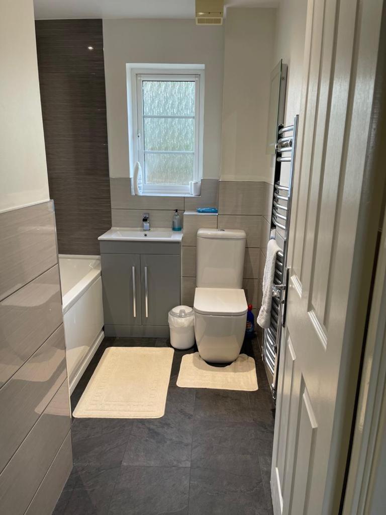 Double bedroom in a residential home with parking - Housity