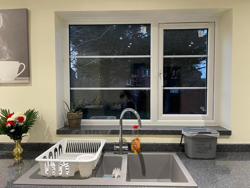 Double bedroom in a residential home with parking - Housity
