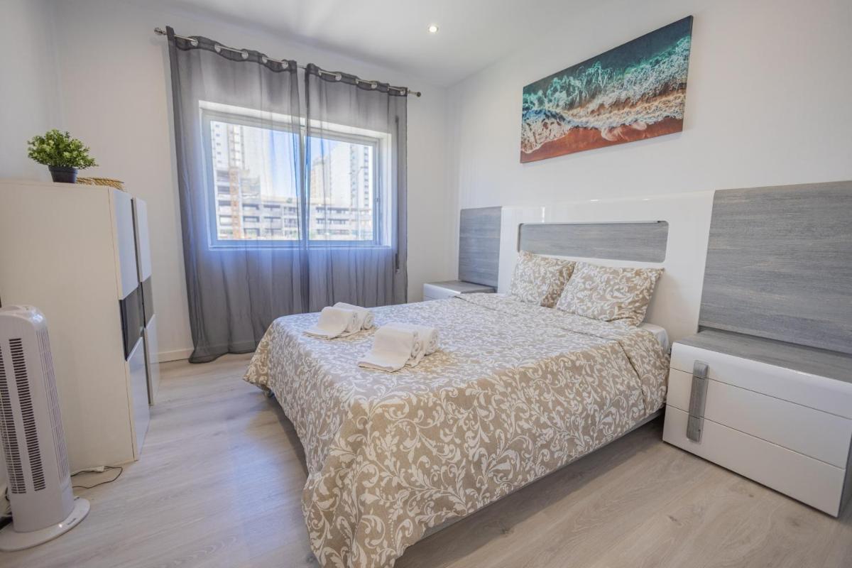 Contemporary Sandy Flat - Terrace & Seaside - Housity