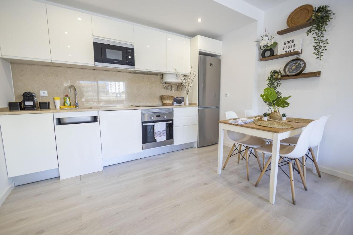 Contemporary Sandy Flat - Terrace & Seaside - Housity