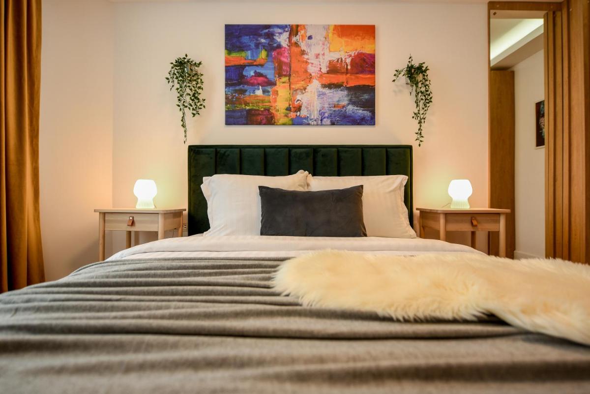DAYDREAMER - Super Central Homey Apt - Housity