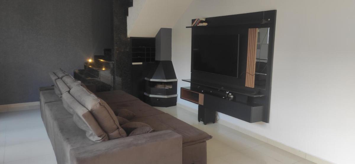 Quarto em Sobrado alto padrão, Piscina, Garagem, LAGO - Housity