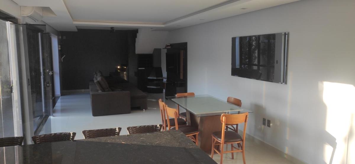 Quarto em Sobrado alto padrão, Piscina, Garagem, LAGO - Housity
