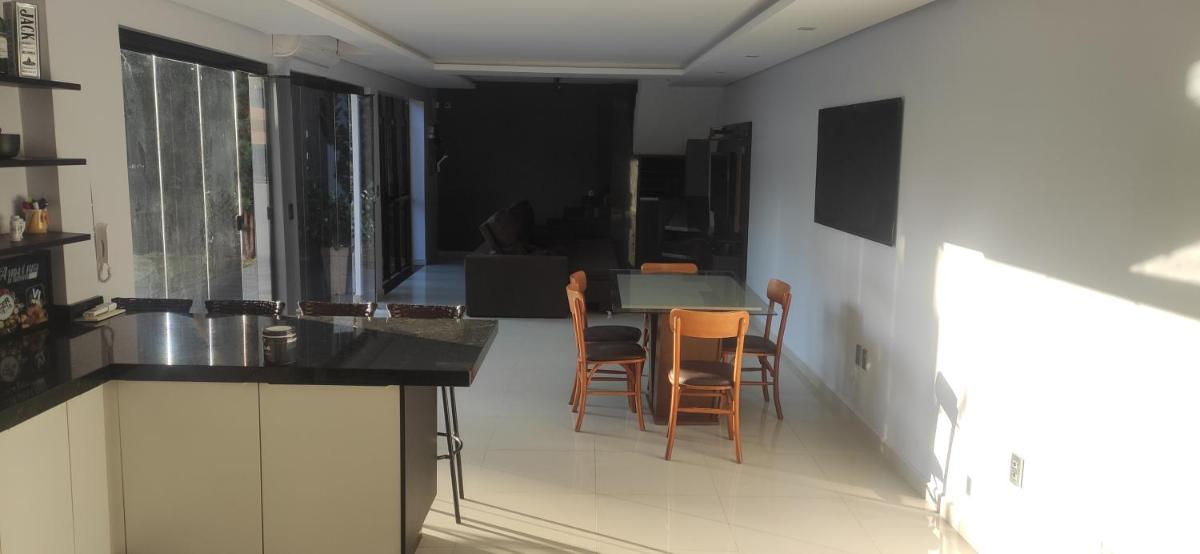 Quarto em Sobrado alto padrão, Piscina, Garagem, LAGO - Housity
