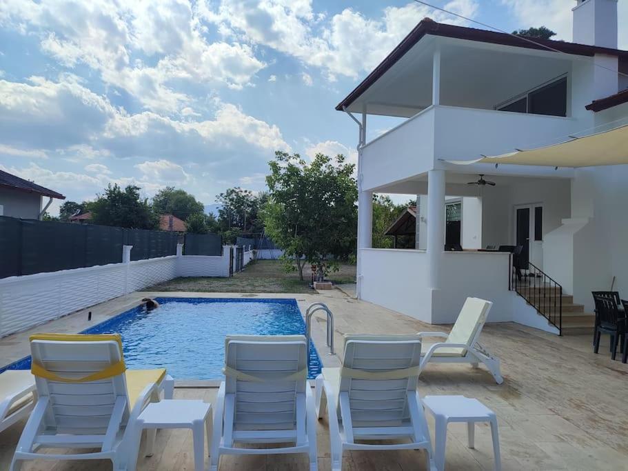Villa Serenity with private pool and large garden. - Housity