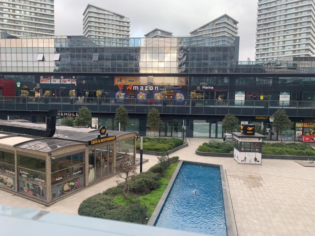 Modern 1-bedroom Apartment with Terrace near MaIl of Istanbul - Batisehir 305 - Housity