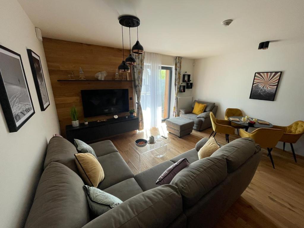 Luxusní apartmán GRAND v centru Harrachova se saunou, wallboxem EV, parkováním zdarma, Netflix a HBO, velkým balkonem a výhledem na Čertovu horu ,sjezdovku a skokanské můstky - Housity
