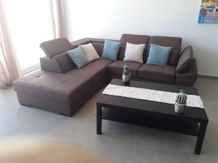 Pearl Point Pent House - Housity