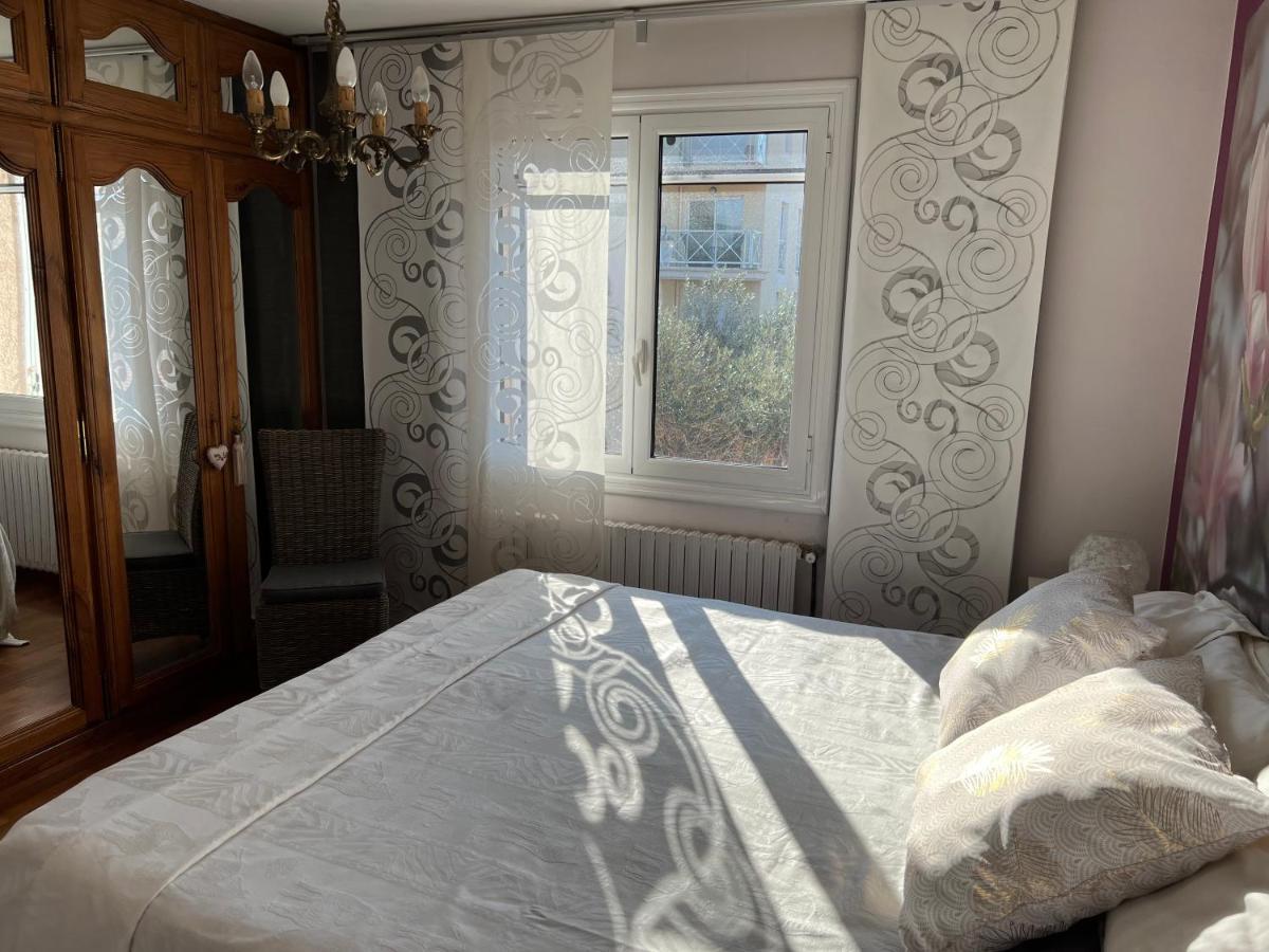 Haut de villa très bien équipé avec jardin, piscine, proche centre ville Sanary - Housity