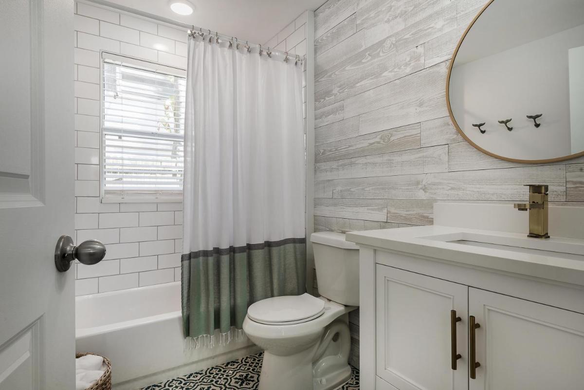 FULLY RENOVATED Indian Rocks Beach Getaway - Housity