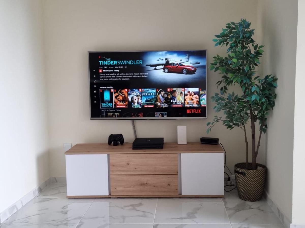 Modern 2 bedroom, sea view apartment. - Housity