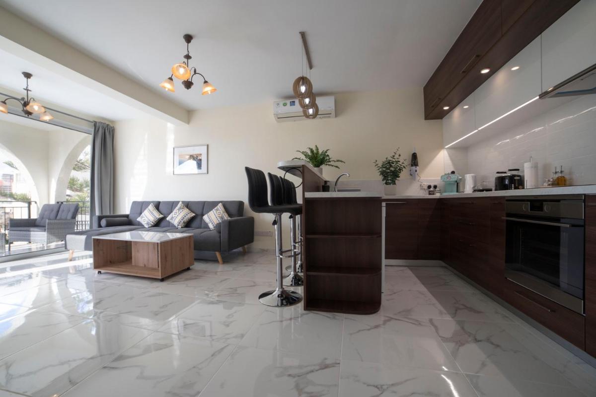 Modern 2 bedroom, sea view apartment. - Housity