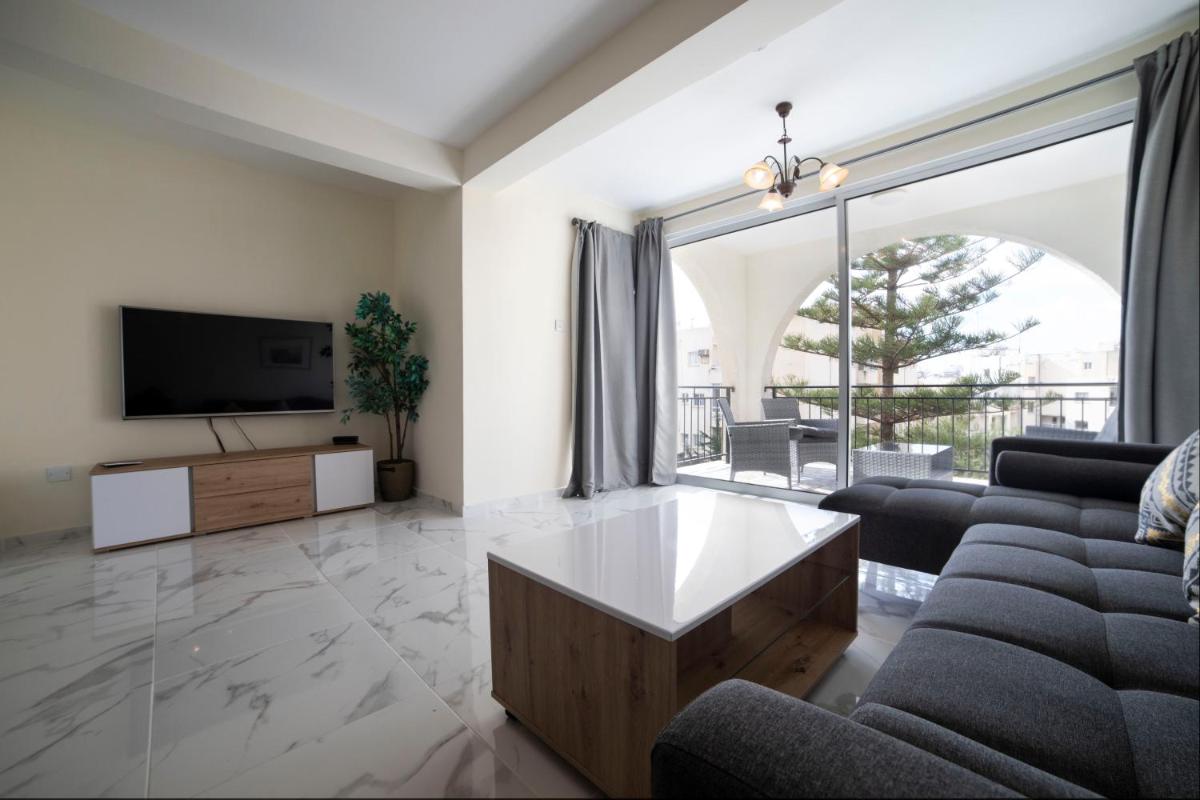 Modern 2 bedroom, sea view apartment. - Housity
