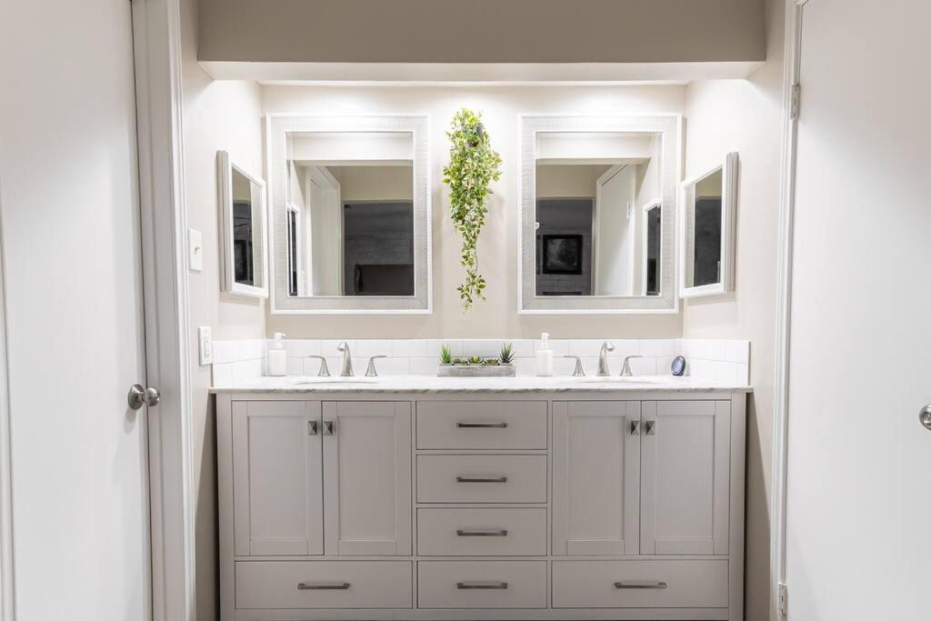 Entire Home with King Suite near NASA Kemah Beach - Housity