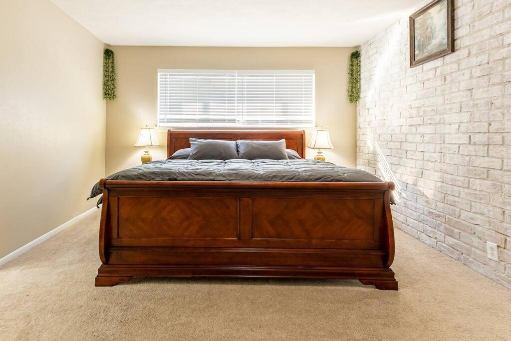 Entire Home with King Suite near NASA Kemah Beach - Housity
