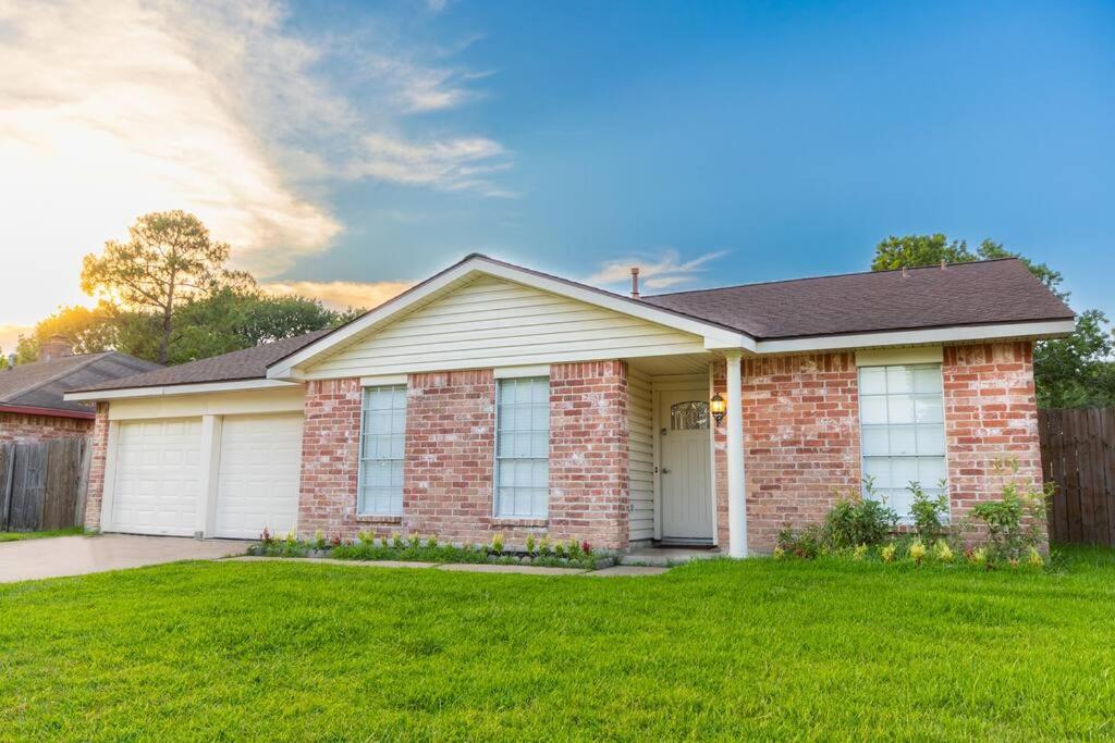 Entire Home with King Suite near NASA Kemah Beach - Housity