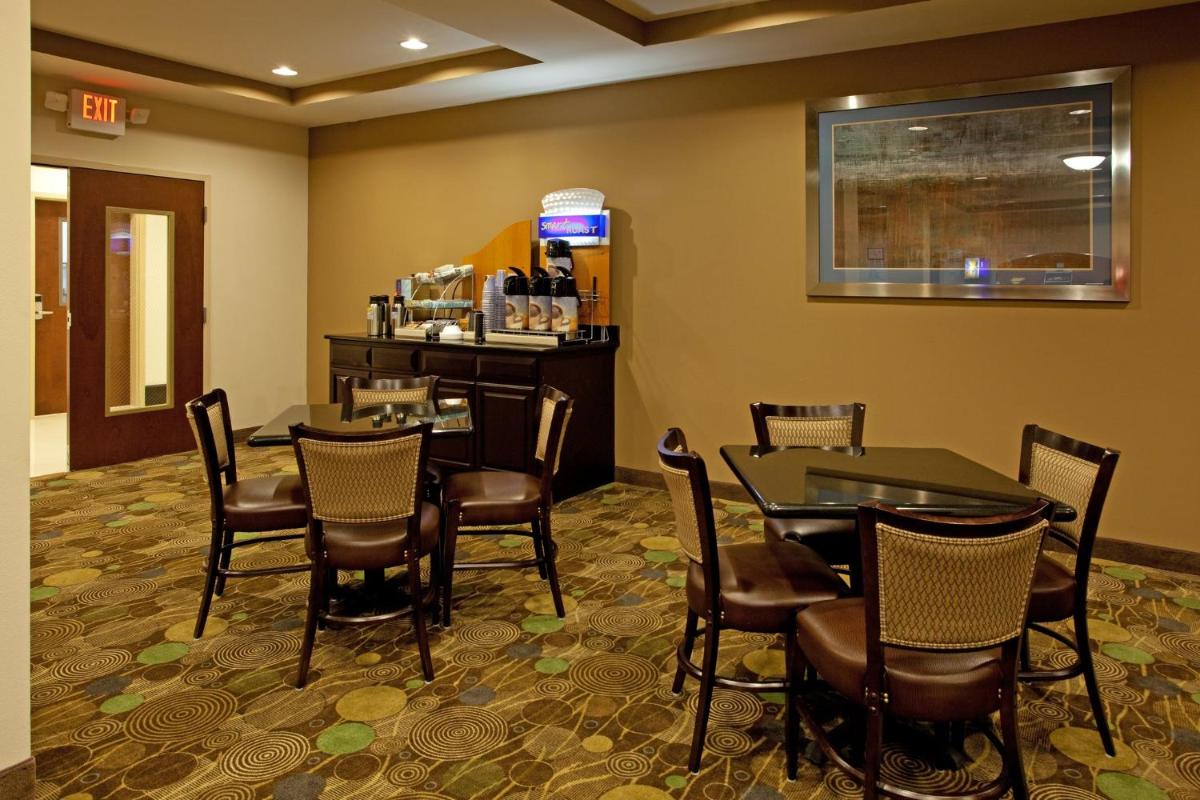 Holiday Inn Express Hotel & Suites Hope Mills-Fayetteville Airport by IHG - Housity
