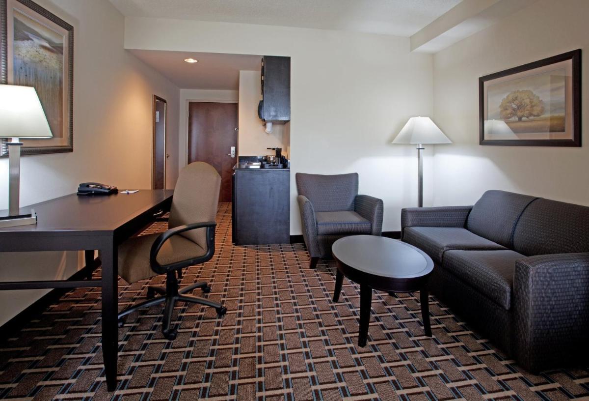 Holiday Inn Express Hotel & Suites Hope Mills-Fayetteville Airport by IHG - Housity